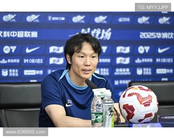 莫拉携家游东湖力挺邓卓翔鄂超